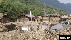 북한 함경북도 무산군 학산리 가옥들이 홍수로 파괴된 모습이다. 유니세프가 지난해 9월 발표한 북한 수해 실태 보도자료에 실린 사진.