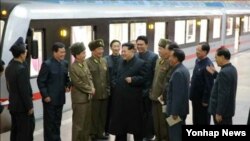 지난해 11월 김정은 북한 국방위원회 제1위원장이 북한 기술로 개발한 지하전동차의 시운전 행사에 참석해 만족감을 표시했다고 노동당 기관지 노동신문이 보도했다. (자료사진)