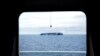 Kapal kargo asal China berlayar di wilayah laut pasifik utara di dekat Alaska pada 11 Juli 2017. Foto diambil dari kapal pemecah es milik Finlandia MSV Nordica yang berlayar di area yang sama. (Foto: AP/David Goldman)