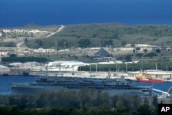 2005年5月10日拍摄的这张照片显示关岛上阿普拉（Apra）港的一部分，军舰在海军基地的码头停泊。美国在关岛南部设有一处海军基地和一个海岸警卫队基站，在北部设有一处空军基地。