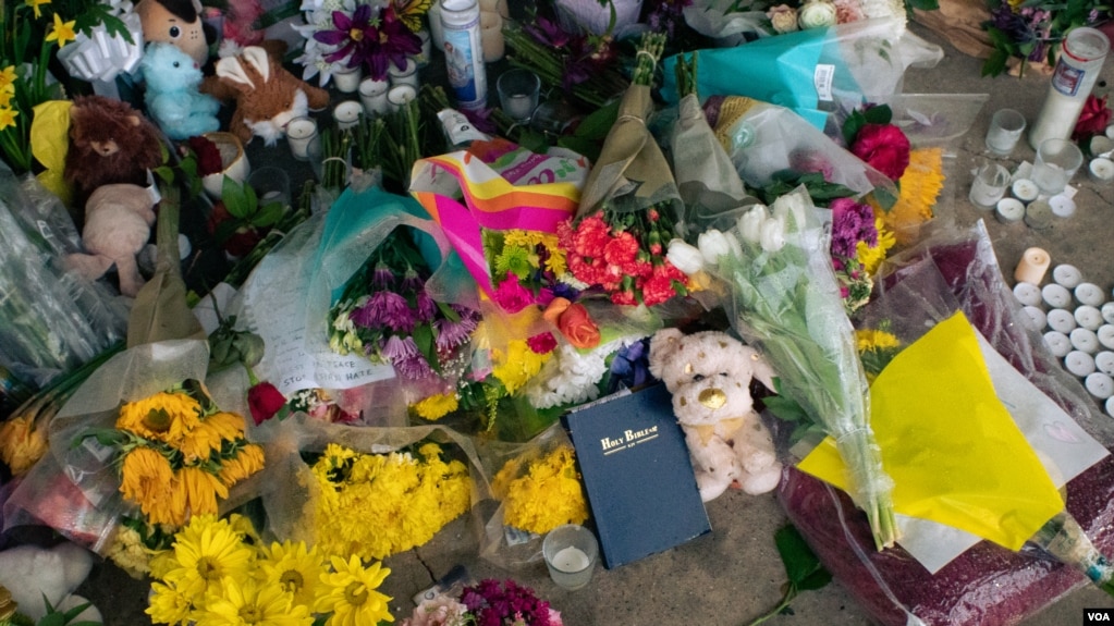 亚特兰大枪击案受害者之一谭小洁的店外摆满了鲜花和玩具（美国之音记者文灏拍摄）(photo:VOA)