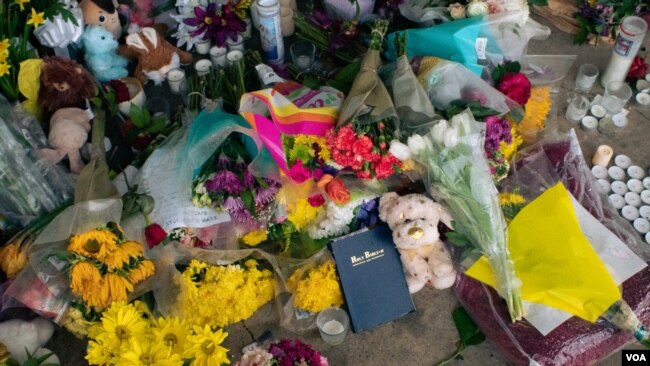 亚特兰大枪击案受害者之一谭小洁的店外摆满了鲜花和玩具（美国之音记者文灏拍摄）