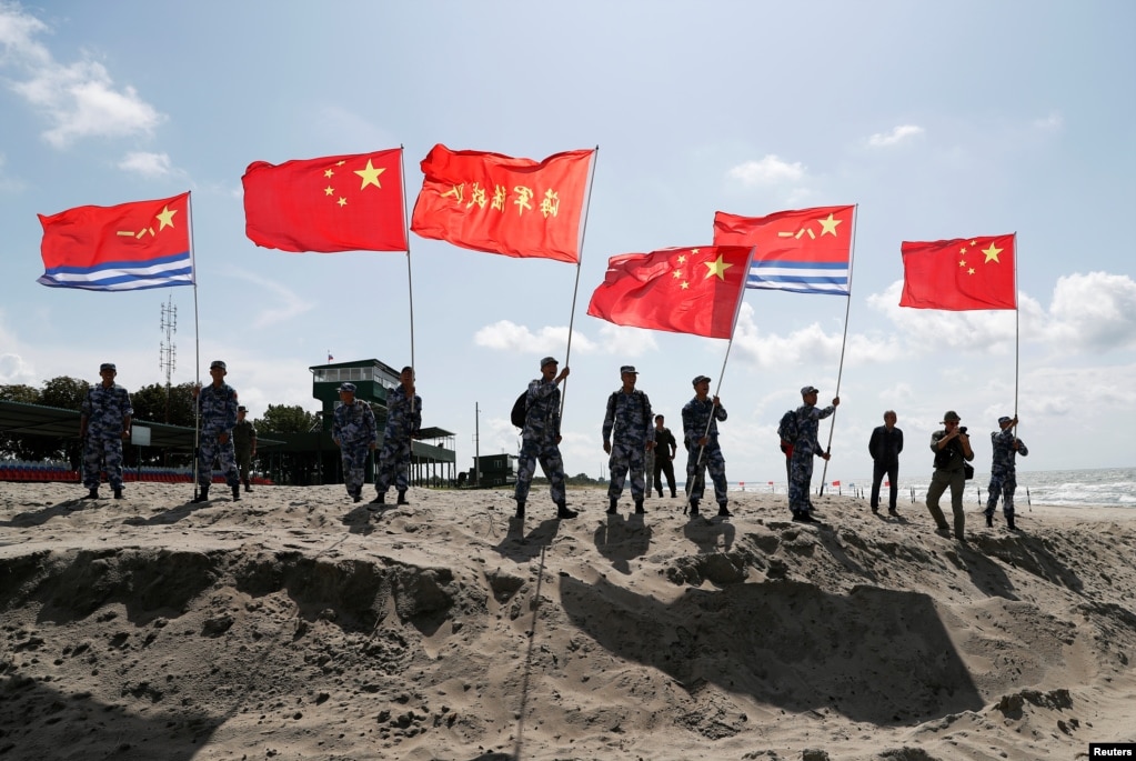 资料照：俄罗斯与中国士兵在2019年国际军运会举起各自国旗(photo:VOA)