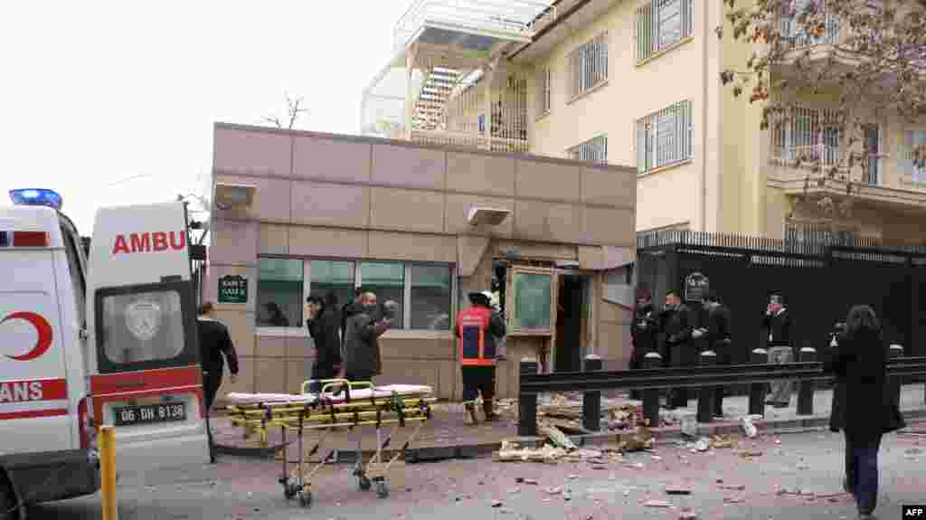 2013年2月1日星期五，美国驻土耳其首都安卡拉的大使馆外面发生爆炸，造成人员的 伤亡，一些人士在大使馆的进口查看现场。