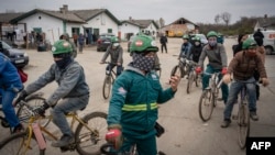 Công nhân Việt Nam gần công trường xây dựng của nhà máy Linglong của Trung Quốc ở Zrenjamin ở Serbia. Các chuyên gia nhân quyền LHQ nói các công nhân này bị cưỡng bức lao động ở đây.