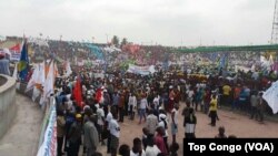 Les partisans du président Joseph Kabila lors d’un meeting au stade Tata Raphaël, à Kinshasa, RDC, 29 juillet 2016. (VOA/Top Congo)