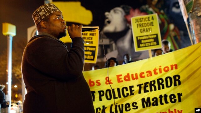 El reverendo C.D. Wihterspoon habla durante una manifestaci[on pac[ifica en la avenida Pennsylvania de Baltimore.