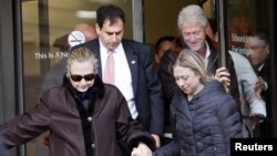Ngoại trưởng Mỹ Hillary Clinton rời bệnh viện cùng chồng và con gái, New York, 2/1/2012