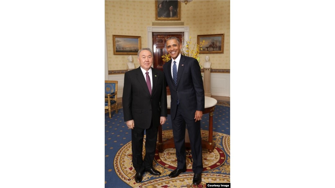Qozog'iston rahbari Nursulton Nazarboyev Oq uyda Prezident Barak Obama tomonidan ziyofatga taklif qilindi. Ziyofat yadroviy xavfsizlik bo'yicha xalqaro anjumanda qatnashayotgan davlatlarning rahbarlari uchun tashkil qilindi, 31-mart, 2016.