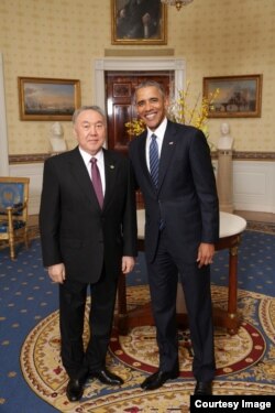 Qozog'iston rahbari Nursulton Nazarboyev Oq uyda Prezident Barak Obama tomonidan ziyofatga taklif qilindi. Ziyofat yadroviy xavfsizlik bo'yicha xalqaro anjumanda qatnashayotgan davlatlarning rahbarlari uchun tashkil qilindi, 31-mart, 2016.