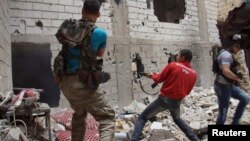 지난 달 13일 시리아 데이르알조르에서 시리아 정부군과 교전 중인 반군들.