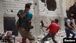 ဆီးရီးယားအစိုးရနဲ့ အတိုက်အခံအဖွဲ့တွေကြား အပြန်အလှန်ပစ်ခတ်မှုများ ဖြစ်ပွားစဉ်။ (မေလ ၁၃ ရက်၊ ၂၀၁၃)။