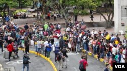 Venezolanos en corredor humanitario mientras esperaban a salir hacia su país desde Colombia. [Foto: Cortesía Alcaldía de Cali]
