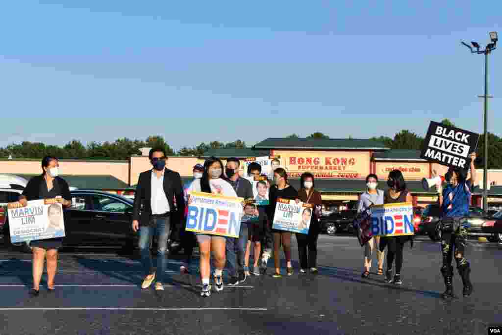 Một số người khác gia nhập nhóm bạn trẻ người Việt cho buổi vận động, trong đó có một ứng cử viên người gốc Phillippines ứng cử vào hạ viện cấp bang của Georgia. Họ tiến ra Đại lộ Jimmy Carter để giơ biểu ngữ và hô khẩu hiệu.