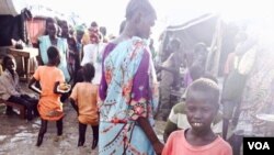 Trẻ em đứng tại trại tản cư bị lũ lụt ở Bentiu, Nam Sudan.