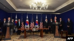 도널드 트럼프 미국 대통령과 문재인 한국 대통령이 24일 뉴욕 롯데뉴욕팰리스 호텔에서 열린 정상회담에 발언하고 있다.