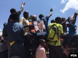 Supporters of opposition candidate Kizza Besigye rally before elections in Uganda. (J. Craig/VOA)
