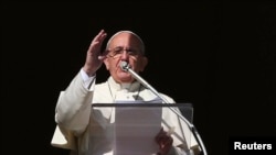 Plus Fransiskus memberkati umatnya yang hadir di miss Minggu di Lapangan Santo Peter, Vatikan (16/11).