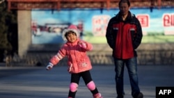 28일 베이징의 한 공원에서 소녀가 롤러스케이트를 타고 있다