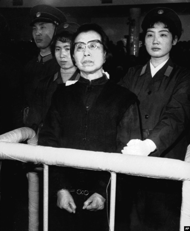 毛泽东的遗孀，"四人帮"之一的江青在北京法院受审。她被判处死缓。她在法庭上呼喊“革命万岁”（1981年1月）