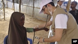 A Turkish doctor examines a Somali woman from southern Somalia in Mogadishu, Somalia, September14, 2011.