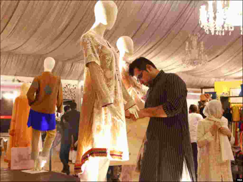 کراچی شہر میں لگائے گئے عید شاپنگ کے ایک خصوصی بازار میں خواتین کے ملبوسات