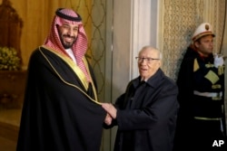Tunisian President Beji Caid Essebsi, right, shakes hands with Saudi Crown Prince Mohammed bin Salman upon his arrival at the presidential palace in Carthage near Tunis, Nov. 27, 2018.