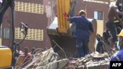 Des sauveteurs sur les lieux après l'effondrement d'un immeuble à Lagos, au Nigeria, le 13 mars 2019.