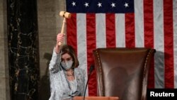 Nancy Pelosi akiinua rungu la spika baada ya kuchaguliwa tena kuwa spika wa bunge la Marekani