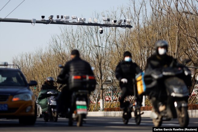 北京一条街道上的监控摄像头。（2021年11月25日）