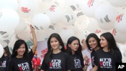 Model mengenakan kaos dengan pesan ajakan agar rakyat Indonesia ikut memilih.
