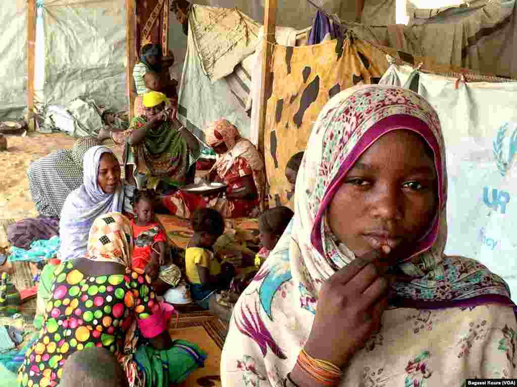 Des centaines d'enfants font partie des quelque 7000 réfugiés vivant dans le camp de Dar Es Salam à Baga-Sola (ouest du Tchad), 2 avril 2016. (Photo voa Bagassi Koura)
