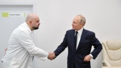 Ruski predsjednik rukuje se sa doktorom koji je kasnije otkrio da je pozitivan na korona virus