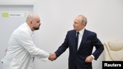 Ruski predsjednik rukuje se sa doktorom koji je kasnije otkrio da je pozitivan na korona virus
