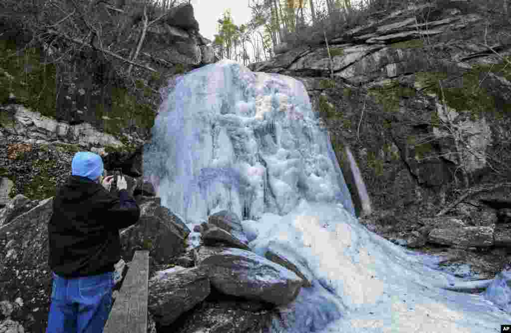 آبشار یخ بسته در شهر کونلی سپرینگز ایالت کارولینای شمالی ایالات متحدۀ امریکا