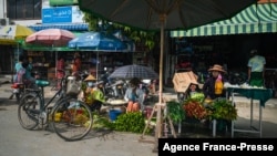 Para pedagang menjual sayuran di pinggir jalan di Sagaing, Myanmar sementara ekonomi negara itu terus terpuruk pasca kudeta militer (foto: dok). 