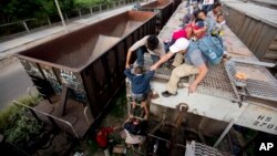 Dada la prohibición de usar 'La Bestia' para viajar al norte, expertos dicen que migrantes buscarán otro medio.