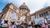 Para pendemo hadir dalam sebuah pawai Women's March pada2 Oktober 2021 di depan gedung Pemerintahan di Austin, Texas. Mereka mendorong terciptanya keadilan aborsi bagi para wanita di Texas. (Foto: AFP)