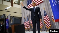 2015年8月5日美国总统奥巴马在美利坚大学发表有关伊朗核协议讲演后向听众挥手致意。