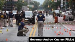 ຜູ້ປົກຄອງລັດ New York ທ່ານ Andrew M. Cuomo ໄດ້ຮັບການລາຍງານສະຫລຸບຫຍໍ້ ຈາກທາງການ ກ່ຽວກັບ
ເຫດລະເບີດແຕກ ໃນເມືອງຢູ່ທີ່ ຖະໜົນເລກທີ 23. (ພາບຖ່າຍໂດຍ: Don Pollard/ ຫ້ອງການຂອງຜູ້ປົກຄອງລັດທ່ານ Andrew M. Cuomo) 