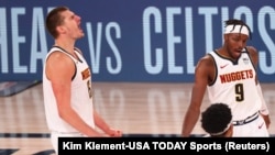 Nikola Jokić (levo) tokom drugog poluvremena sedme utakmice drugog kola NBA plej-ofa protiv Los Anđeles Klipersa (Foto: Reuters/Kim Klement-USA TODAY Sports) 