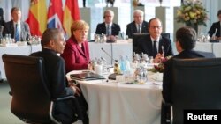 바락 오바마 미국 대통령(왼쪽)이 18일 독일 베를린에서 유럽 주요국 지도자들과 만나 회의하고 있다.