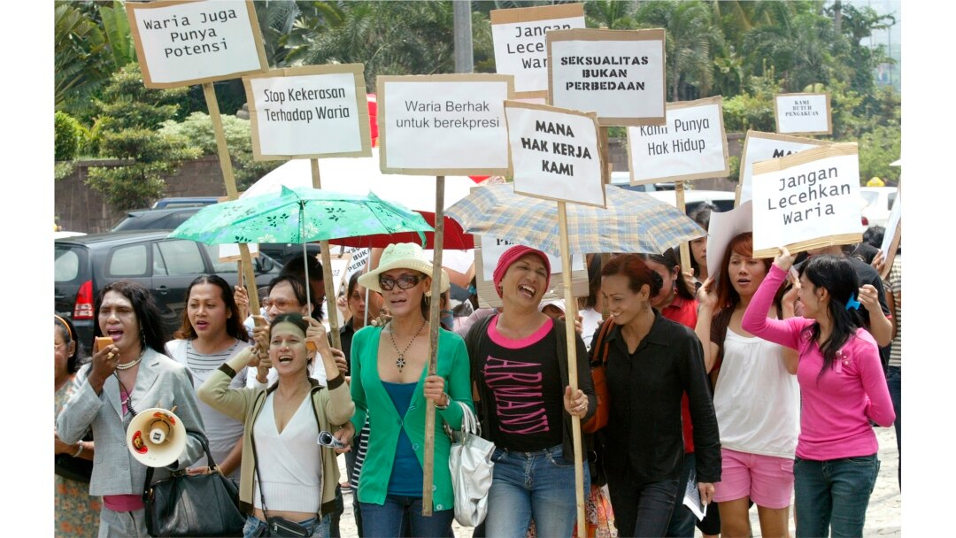 Sekelompok transpuan berunjuk rasa di Jakarta 20 November 2007 untuk memperingati Hari Peringatan Transgender Internasional ke-9 untuk memperingati kaum transgender dan orang-orang tersayang yang meninggal akibat kekerasan kebencian. (Foto: REUTERS/Dadang Tri