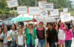 Sekelompok transpuan berunjuk rasa di Jakarta 20 November 2007 untuk memperingati Hari Peringatan Transgender Internasional ke-9 untuk memperingati kaum transgender dan orang-orang tersayang yang meninggal akibat kekerasan kebencian. (Foto: REUTERS/Dadang Tri