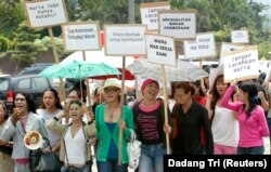 Sekelompok transpuan berunjuk rasa di Jakarta 20 November 2007 untuk memperingati Hari Peringatan Transgender Internasional ke-9 untuk memperingati kaum transgender dan orang-orang tersayang yang meninggal akibat kekerasan kebencian. (Foto: REUTERS/Dadang Tri