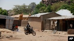 Un homme conduit une moto à Chibok, Nigeria, le 19 mai 2014. 