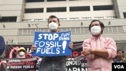 Koalisi untuk Keadilan Energi berunjuk rasa di depan Kedutaan Jepang di Jakarta, Rabu (26/6), mendesak dihentikannya pendanaan Jepang terhadap energi kotor. (Foto: VOA/Rio Tuasikal)