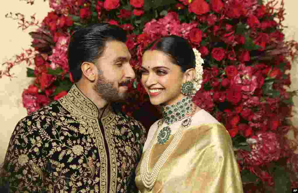 តារាសម្តែងខ្សែភាពយន្ត Bollywood អ្នកនាងDeepika Padukone និងលោកRanveer Singh ថតរូបនៅក្នុងពិធីអាពាហ៍ពិពាហ៍ខ្លួនក្នុងទីក្រុង Bangalore ប្រទេសឥណ្ឌា។