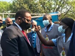 UMongameli Chakwera uhlolwa ukuba katshisatshisi engakangeni umhlangano labadabuka eMalawi abahlala eZimbabwe. (Photo: Mavis Gama)