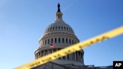 La bande de police marque une zone sécurisée du Capitole où un Congrès amèrement divisé se dirigeait vers une fermeture du gouvernement, à Washington, 19 janvier 2018.